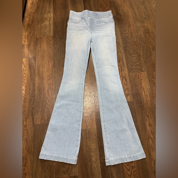 Spanx Pull On Flare Leg Jeans Light Wash Size Small Stretch Denim - Picture 1 of 8